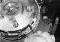  Замена башмаков стояночного тормоза (дисковые тормозные механизмы задних колес) Jeep Grand Cherokee