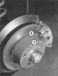  Измерение толщины колодок задних дисковых тормозов Audi 80
