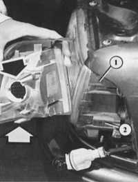 Отсоединение штока тяги вакуумного усилителя тормозного привода от педали тормоза