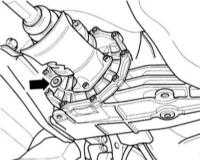  Визуальный контроль коробки переключения передач и главной передачи на утечки, проверка уровня и дополнение масла Audi A4