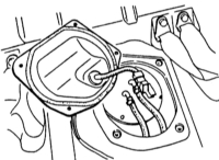  Снятие и установка/проверка датчика в топливном баке Mazda 323
