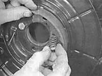  Замена тормозных колодок ручного тормоза Opel Vectra B